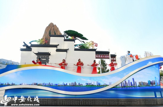 “美好安徽”彩車：展現(xiàn)多姿多彩的徽風(fēng)皖韻，奏響爭(zhēng)當(dāng)改革先鋒的時(shí)代強(qiáng)音